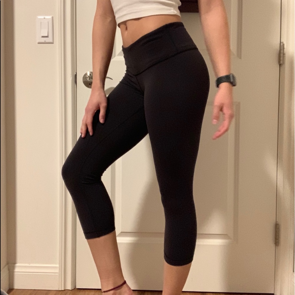 Black cropped wonder under leggings//Lululemon